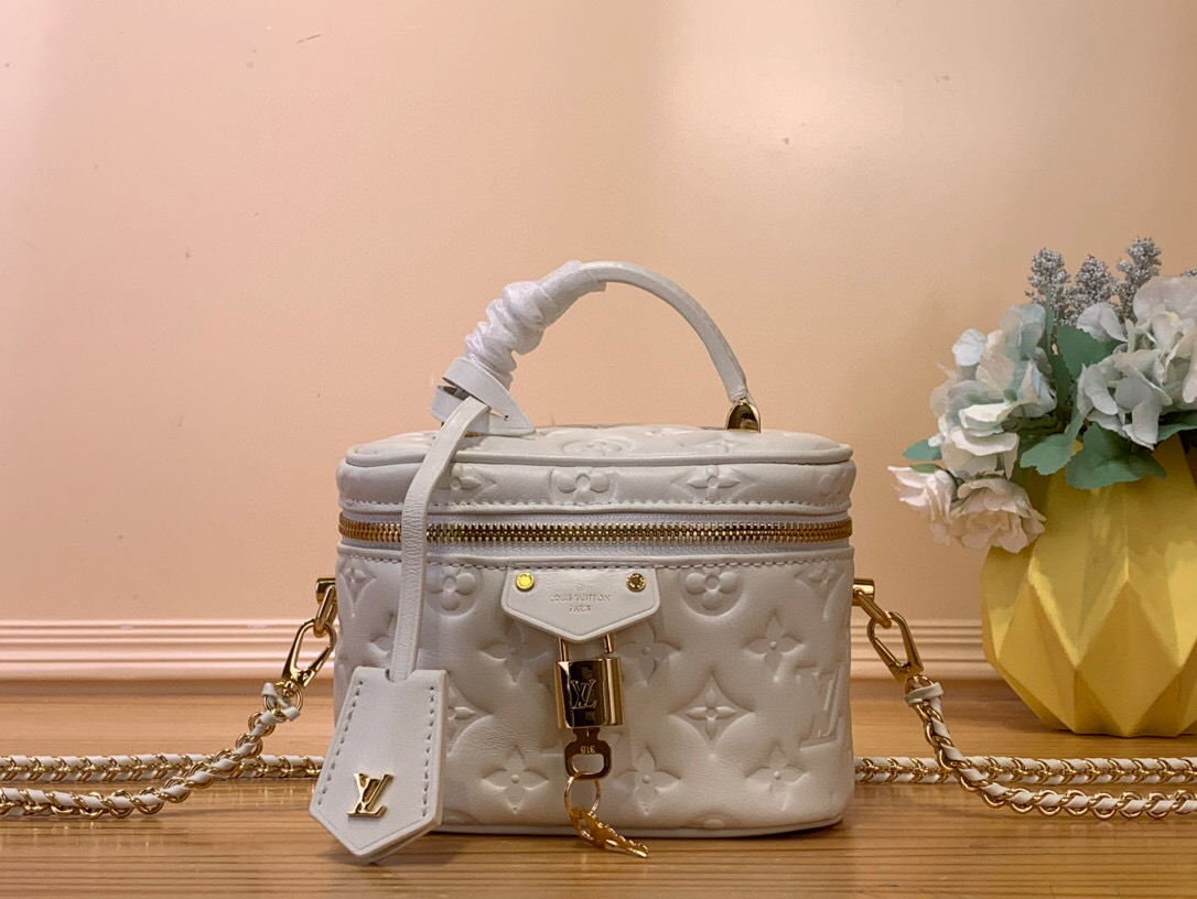 NO:551128,Top original order [Vanity small handbag] M25123 black M25219 white This Vanity small handbag is made of fluffy sheep leather, with a soft and lightweight design interpreting Nicolas Ghesquière cc's new interpretation of urban handbags. The dazzling LV padlock and leather key bag mark the brand identity, and the detachable woven leather chain is convenient for carrying, shoulder or cross-body. Dimensions 19 x 13 x 11 cm  5816065,,louis vuitton,sheepskin19860909顶级原单【Vanity 小号手袋】M25123 黑色 M25219白色 本款 Vanity 小号手袋取材蓬松羊皮革,以柔软轻盈的设计诠释 Nicolas Ghesquière cc对都市手袋的崭新解读.耀目 LV 挂锁和皮革钥匙包标记品牌身份,可拆卸编织皮革链条方便手提、肩背或斜挎. 尺寸19 x 13 x 11 厘米 5816065,,louis vuitton,sheepskin,Bag