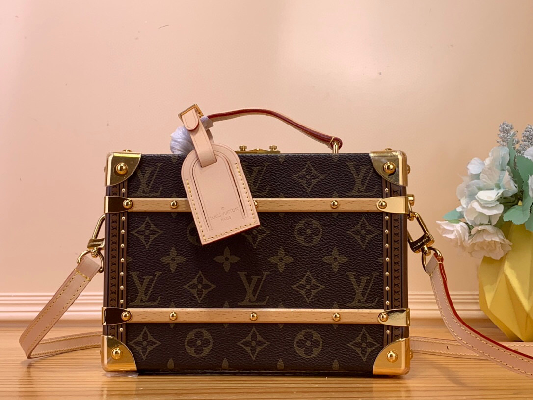 NO:552055,Top Original [Handle Trunk Monogram Wooden Box] m11118 The handle trunk is reinterpreted with a timeless monogram.st This new essential is the perfect accessory to complete any day or night outfit. Dimensions 24 x 16.5 x 8 cm (LxHxW) 120121350,19860909顶级原单【Handle Trunk Monogram 木箱】m11118 手柄树干以永恒的字母组合重新诠释.st这款新必备品是完成任何日夜服装的完美配饰. 尺寸24 x 16.5 x 8厘米（长x高x宽）120121350,,Bag