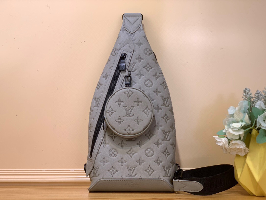 NO:551115,Top original item [Duo Slingbag] m24467 Dark Blue m21890 Black m14916 Sand Gray Monogram Shadow Jm embossed calfskin brings a masculine sophistication to the unique Duo Slingbag. The bag's unusual shape and removable round pouch with zipper make it instantly recognizable. It has a zippered pocket on the side. The adjustable shoulder strap can be worn on the right or left side. Dimensions 20 x 42 x 6 cm  6017075,,cowhide19860909顶级原单【Duo Slingbag】 m24467 深蓝色 m21890 黑色 m14916 沙灰色 Monogram Shadow Jm压花小牛皮为独特的Duo Slingbag带来了阳刚的精致.这款包不寻常的形状和可拆卸的圆形小袋,带有拉链,使其立即被识别.它侧面有一个拉链口袋.可调节的肩带可以戴在右侧或左侧. 尺寸20 x 42 x 6厘米 6017075,,cowhide,Bag