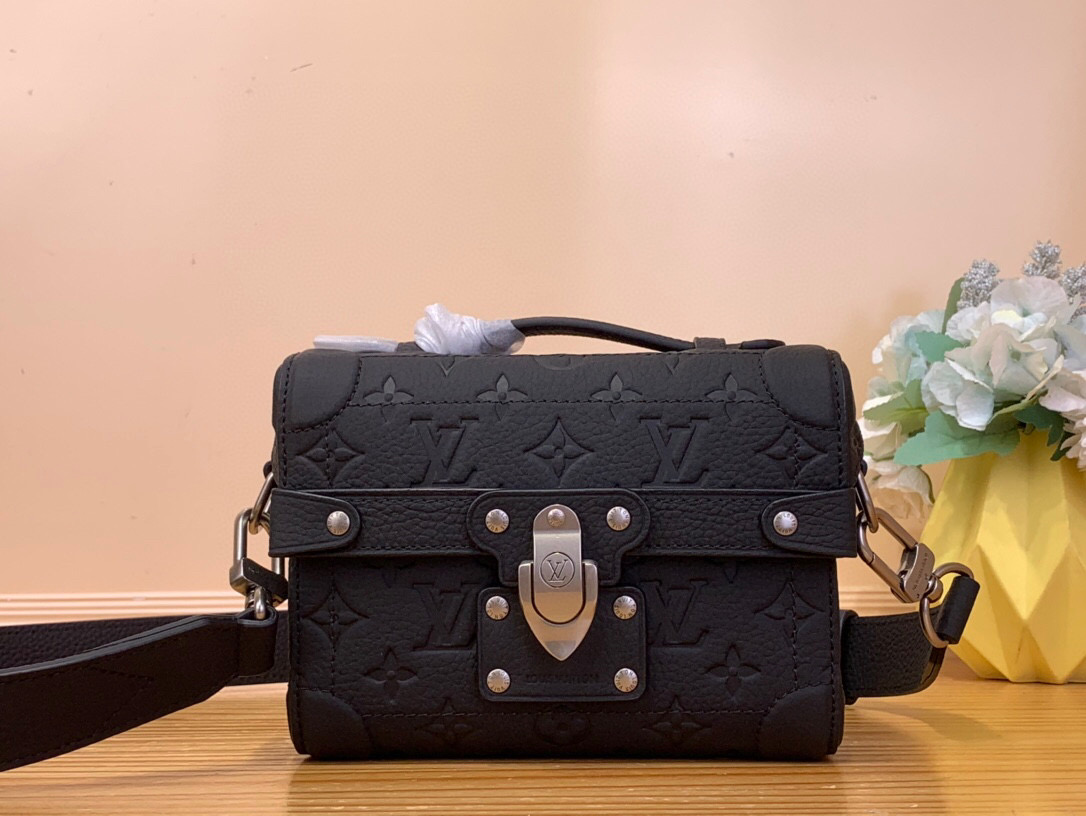 NO:551130,Top original order [SOUL TRUNK handbag] m13871 black m13870 gray green This Soul Trunk jm handbag uses soft Monogram embossed Taurillon cow leather to interpret the brand's traditional hard box structure. Reinforced corners, leather details and detachable and adjustable shoulder straps embellish the Monogram pattern bag body, and the cotton lining completes the whole. Dimensions 15 x 7 x 19 cm (height x width x  length).7218085,,cowhide19860909顶级原单【SOUL TRUNK 手袋】 m13871 黑色 m13870 灰绿色 本款 Soul Trunk jm手袋以柔软 Monogram 压纹 Taurillon 牛皮革演绎品牌传统硬箱构型.加固包角、皮革细节与可拆卸并调节的肩带点缀 Monogram 图案包身,棉质内衬完善整体. 尺寸15 x 7 x 19 厘米 (高 x 宽 x 长度).7218085,,cowhide,Bag