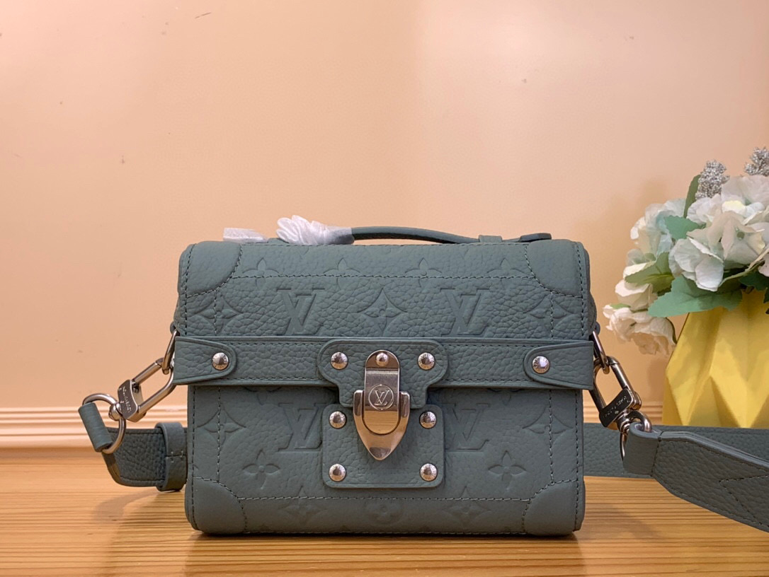 NO:551127,Top original order [SOUL TRUNK handbag] m13871 black m13870 gray green This Soul Trunk Jm handbag uses soft Monogram embossed Taurillon cow leather to interpret the brand's traditional hard box structure. Reinforced corners, leather details and detachable and adjustable shoulder straps embellish the Monogram pattern bag body, and the cotton lining completes the whole. Dimensions 15 x 7 x 19 cm (height x width x  length).7218085,,cowhide19860909顶级原单【SOUL TRUNK 手袋】 m13871 黑色 m13870 灰绿色 本款 Soul Trunk Jm手袋以柔软 Monogram 压纹 Taurillon 牛皮革演绎品牌传统硬箱构型.加固包角、皮革细节与可拆卸并调节的肩带点缀 Monogram 图案包身,棉质内衬完善整体. 尺寸15 x 7 x 19 厘米 (高 x 宽 x 长度).7218085,,cowhide,Bag