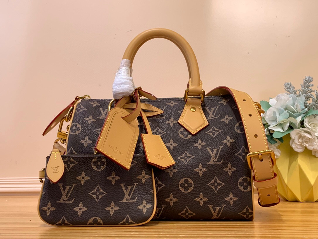 NO:551125,Top original order [SEEDY 9 BANDOULIRE25 handbag] M11561 lake blue m11562 purple m24443 brown m24426 yellow m24425 red m24424 blue m24423 green This Seedy 9 Bandoulière25 Monogram leather handbag uses soft cow leather to convey a luxurious texture. Monogram  Monogram elements on printed faux canvas. Polished metal hardware, sheepskin lining and built-in branding reflect Creative Director harrell Williams' attention to detail. Dimensions 25 x 15 x 15 cm (length x height x width).100121150,,cowhide,sheepskin19860909顶级原单【SEEDY 9 BANDOULIRE25 手袋】M11561 湖水蓝 m11562 紫色 m24443 棕色 m24426 黄色 m24425 红色 m24424 蓝色 m24423绿色 本款 Seedy 9 Bandoulière25Monogram 皮革手袋以柔软牛皮革传递华贵质感.Monogram 印花临摹帆布上的Monogram 元素.抛光金属件、羊皮革内衬与内置标牌彰显创意总监harrell Williams 对考究细节的专注. 尺寸25 x 15 x15厘米(长度x高x宽).100121150,,cowhide,sheepskin,Bag