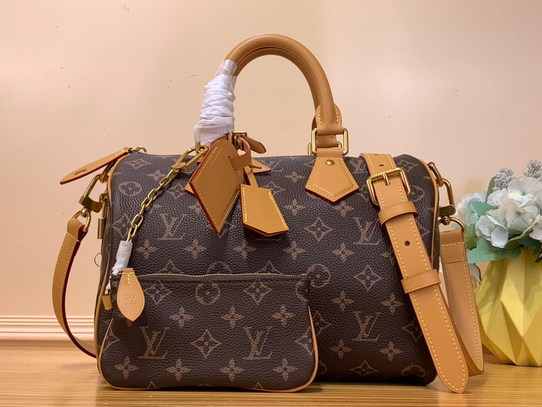 NO:551123,Top original order [Seedy 9 Bandoulière 30 handbag] m14077 green m14067 red m13914 pink m13904 black m14064 light green / brown Seedy 9 Bandoulière  The 30 bag is made of ultra-soft calfskin with Monogram print and is perfectly compact in size yet roomy enough to carry your daily essentials. Meticulous details, such as the traditional side locks or the premium lambskin lining, are a testament to the craftsmanship of this bag. In addition to the top handle, there is a removable strap. Dimensions 32 x 22.5 x 18 cm. 125121500,,cowhide,sheepskin19860909顶级原单【Seedy 9 Bandoulière 30 手袋】m14077 绿色 m14067 红色 m13914 粉色 m13904 黑色 m14064 淡绿色 / 棕色 Seedy 9 Bandoulière 30包由超柔软的小牛皮制成,带有Monogram印花,尺寸完美紧凑但足够宽敞,可以装下日常必需品.细致的细节,如传统侧锁或优质小羊皮衬里,证明了这款包的精湛工艺.除了顶部手柄外,还有一条可拆卸的带子. 尺寸32 x 22.5 x 18厘米. 125121500,,cowhide,sheepskin,Bag