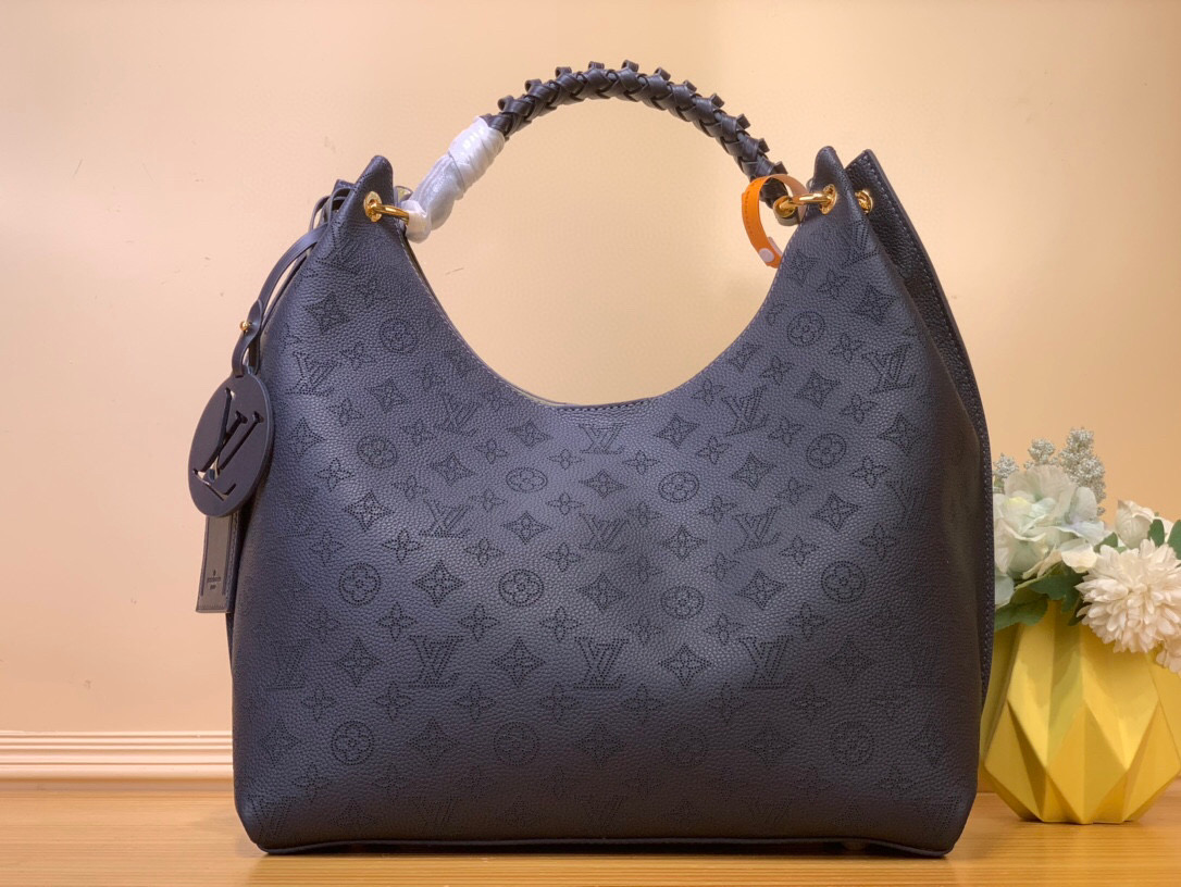 NO:551136,Top original order [Carmel Hobo handbag] M14310 m53188 dark blue (hollow) Carmel Hobo Ys handbag's engraved calfskin presents Monogram perforation pattern, and its soft texture allows ample space to travel easily. Braided handles and LV  Leather charm adds a sophisticated touch. Perforated calfskin Calfskin trim Microfiber lining Braided metal handles Can be worn on the shoulder or elbow Magnetic fastening compartment pocket Removable LV leather trim Removable designer metal base Dimensions 35.0 x 40.0 x 17.0 cm 118121250,,louis vuitton,cowhide19860909顶级原单【Carmel Hobo 手袋】M14310 m53188 深蓝（镂空） Carmel Hobo Ys手袋的镂花小牛皮呈现 Monogram 穿孔图案,其轻柔质地令充裕空间轻松随行.编织手柄和 LV 皮革挂饰再添考究之笔.镂花穿孔小牛皮小牛皮饰边超细纤维内衬金属件编织手柄,可肩背或肘挎磁扣开合隔层口袋可拆卸 LV 皮革装饰可拆卸名牌金属底钉 尺寸35.0 x 40.0 x 17.0 cm 118121250,,louis vuitton,cowhide,Bag