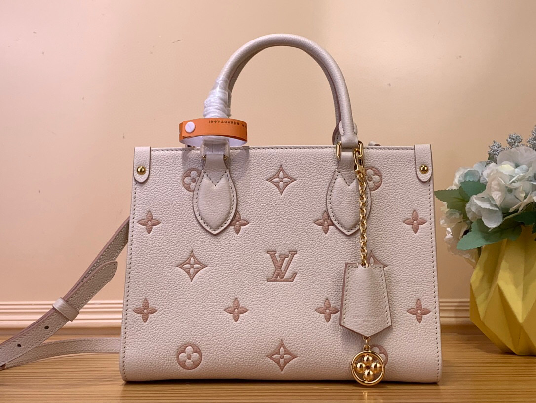 NO:551850,Top original item [OnTheGo Small Handbag] M14403 Apricot (Jacquard) Renewed the brand's classic Monogram Emreinte Ys leather, with the same tone to outline the pattern. The detachable metal chain decoration highlights the details, the striped fabric lining releases an elegant atmosphere, and the detachable shoulder strap can be worn on the shoulder or cross-body. 19 x 11.5 x 25 cm 8019073..,19860909顶级原单【OnTheGo 小号手袋】M14403 奶杏色（提花） 焕新品牌经典 Monogram Emreinte Ys皮革,以相同色调勾勒图案轮廓.可拆卸金属链条装饰点亮细节,条纹织物内衬释放优雅气息,可拆卸肩带实现肩背或斜挎. 19 x 11.5 x 25 厘米8019073..,,Bag