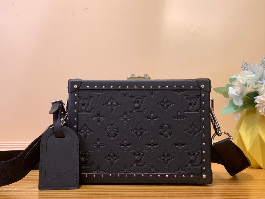 NO:551152,The top original order [CLUTCH BOX handbag] M12876 black Clutch Box Jm handbag pays homage to Louis Vuitton's box-making heritage with Monogram Shadow embossed leather. It is equipped with a detachable and adjustable fabric shoulder strap, allowing you to switch between shoulder and cross-body. Leather trim, metal rivets and S-lock locks convey a modern style, with an internal accordion compartment and patch pockets. Size 24  x16.5x8 cm (length x height x width) 8019085,, louis vuitton19860909顶级原单【CLUTCH BOX 手袋】M12876 黑色 Clutch Box Jm手袋以Monogram Shadow压纹皮革致敬路易威登的制箱传承,搭配可拆卸并调节的织物肩带,实现肩背和斜挎的自如切换.皮革饰边、金属铆钉和S-lock 锁扣传递摩登格调,内设风琴隔层和贴袋. 尺寸24 x16.5x8厘米(长度x高x宽)8019085,,louis vuitton,Bag
