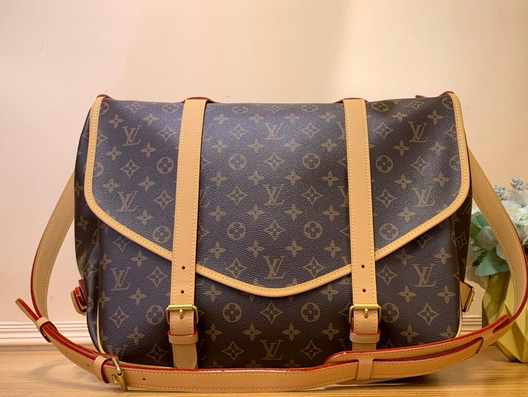 NO:551143,Top original order [SAUMUR Gemini large handbag] M42252 large, M42254 medium, M40710 small. The Saumur medium handbag made of Monogram cc canvas shows the natural elegance of Louis Vuitton. It can be worn casually across the body for a more fashionable appeal, and the exquisite cowhide trim outlines a very feminine appearance. Size  43×30×20cm.7218085,,louis vuitton,cowhide19860909顶级原单【SAUMUR 双子星大号手袋】M42252 大号 M42254中号,M40710小号 采用 Monogram cc帆布制作的 Saumur 中号手袋展现了路易威登自然的优雅气质. 随意斜挎更显时尚感染力,精致的牛皮饰边勾勒出极富女人味的外形. 尺寸 43×30×20cm.7218085,,louis vuitton,cowhide,Bag
