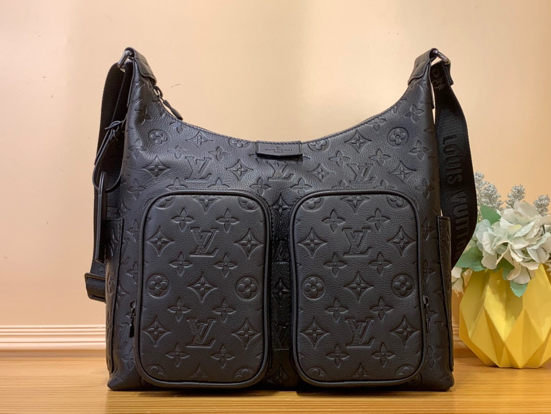 NO:551158,Top original order [HOBO CARGO handbag] M14778 black (stripe embossed) This Hobo Cargo Hx handbag is made of soft Monogram Shadow cow leather, with Monogram embossed pattern to reveal an elegant atmosphere, and multiple pockets to highlight functional considerations. The matte texture conveys handsome style, making it a dynamic choice for daily travel. 27 x 19.7 x 34.5 cm  901951000,,cowhide19860909顶级原单【HOBO CARGO 手袋】 M14778黑色（条纹压花） 本款 Hobo Cargo Hx手袋取材柔软 Monogram Shadow 牛皮革,以 Monogram 压纹图案流露典雅气息,再借多重口袋彰显功能考量.哑光质感传递俊朗风范,成就日常出行的动感之选. 27 x 19.7 x 34.5 厘米 901951000,,cowhide,Bag