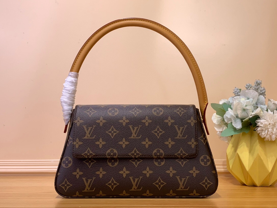 NO:551132,Top original order [looing second-hand shoulder handbag] M51147 old flower 51260 same style looing MD round handle shoulder bag, second-hand old flower looing medium shoulder armpit bag, handbag, retro design!  Simple and elegant, the bag has a zipper to prevent theft, and the upper body is beautiful!  The long handle fascinates countless donkey fans!  Explosive items!  Be careful when going out on the street!  You may become the next internet celebrity by accident!  Size 24x21x9cm5016065,,louis vuitton,shoulder bags19860909顶级原单【looing中古 单肩手袋】M51147 老花51260 同款looing Md圆柄单肩包 中古款中古老花looing中号单肩腋下包,手提包,复古设计！简洁大气,包口有拉链安全防盗,上身绝美！长柄迷倒无数驴迷！爆炸物品！出街紧慎！不小心的你会成为下一个网红！ 尺寸24x21x9cm5016065,,louis vuitton,shoulder bags,Bag