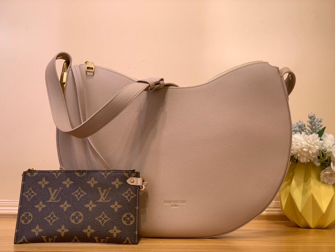 NO:551150,Top original order [LOW KEY COOKIE medium handbag] m14417 black m14642 brown m14635 apricot gray Louis Vuitton launches the Low Key Cookie Sj medium handbag, which demonstrates the brand heritage and exquisite craftsmanship with its elegant design. The soft cow leather will show unique color over time, and the aged metal padlock and detachable Monogram storage bag are rich in details, allowing you to switch to multiple carrying methods at will. Size 26 x 5  x 32 cm (height x width x length).8319095,,louis vuitton,cowhide19860909顶级原单【LOW KEY COOKIE 中号手袋】 m14417 黑色 m14642 棕色 m14635 杏灰色 路易威登推出 Low Key Cookie Sj中号手袋,以典雅设计彰显品牌传承和精湛匠艺.柔软牛皮革将随时间流逝呈现别致色泽,做旧金属挂锁和可拆卸 Monogram 收纳袋丰富细节,可随心切换多种背携方式. 尺寸26 x 5 x 32 厘米 (高 x 宽 x 长度).8319095,,louis vuitton,cowhide,Bag