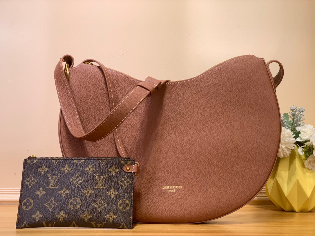 NO:551147,Top original order [LOW KEY COOKIE medium handbag] m14417 black m14642 brown m14635 apricot gray Louis Vuitton launches the Low Key Cookie Sj medium handbag, which demonstrates the brand heritage and exquisite craftsmanship with its elegant design. The soft cow leather will show unique color over time, and the aged metal padlock and detachable Monogram storage bag are rich in details, allowing you to switch to multiple carrying methods at will. Size 26 x 5  x 32 cm l (height x width x length) 8319095,,louis vuitton,cowhide19860909顶级原单【LOW KEY COOKIE 中号手袋】 m14417 黑色 m14642 棕色 m14635 杏灰色 路易威登推出 Low Key Cookie Sj中号手袋,以典雅设计彰显品牌传承和精湛匠艺.柔软牛皮革将随时间流逝呈现别致色泽,做旧金属挂锁和可拆卸 Monogram 收纳袋丰富细节,可随心切换多种背携方式. 尺寸26 x 5 x 32 厘米 l (高 x 宽 x 长度) 8319095,,louis vuitton,cowhide,Bag