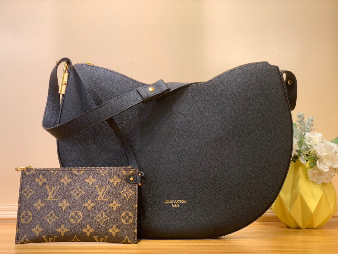 NO:551144,Top original order [LOW KEY COOKIE medium handbag] m14417 black m14642 brown m14635 apricot gray Louis Vuitton launches the Low Key Cookie Sj medium handbag, which demonstrates the brand heritage and exquisite craftsmanship with its elegant design. The soft cow leather will show unique color over time, and the aged metal padlock and detachable Monogram storage bag are rich in details, allowing you to switch to multiple carrying methods at will. Size 26 x 5  x 32 cm (height x width x length) 8319095,,louis vuitton,cowhide19860909顶级原单【LOW KEY COOKIE 中号手袋】 m14417 黑色 m14642 棕色 m14635 杏灰色 路易威登推出 Low Key Cookie Sj中号手袋,以典雅设计彰显品牌传承和精湛匠艺.柔软牛皮革将随时间流逝呈现别致色泽,做旧金属挂锁和可拆卸 Monogram 收纳袋丰富细节,可随心切换多种背携方式. 尺寸26 x 5 x 32 厘米 (高 x 宽 x 长度) 8319095,,louis vuitton,cowhide,Bag