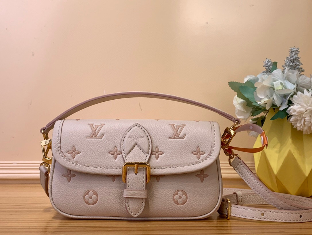 NO:551854,Top original item [Nano Diane baguette handbag] M13642 apricot color (jacquard). It reinterprets the classic Monogram Ys pattern with the same color aesthetic, and integrates dazzling metal parts and detachable shoulder straps and handles into the leather bag. The compact structure can easily accommodate daily needs such as card holders and cosmetics. Size 10.5 x 6 x 19 cm 5816065,19860909顶级原单【Nano Diane 法棍手袋】M13642 奶杏色（提花） 以同色美学重绎经典 Monogram Ys图案,并为皮革包身融入耀目金属件与可拆卸肩带及手柄.紧凑构型轻松容纳卡夹和化妆品等日常所需. 尺寸 10.5 x 6 x 19 厘米5816065,,Bag