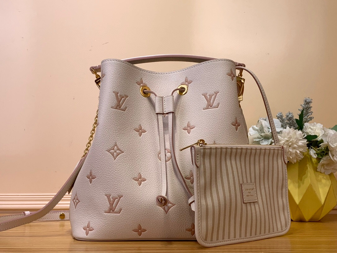 NO:551833,Top original order [NONO medium handbag] m45256 M14401 apricot color (jacquard) NéoNoé medium bucket bag reinterprets the classic monogram emreinte Ys leather with the same color aesthetic, and is more elegant with the embellishment of leather drawstrings and exquisite eyelets. The lightweight structure fits the rhythm of the body, and the detachable top handle or the detachable and adjustable shoulder strap can be used to make it comfortable to carry, shoulder or cross-body.  Dimensions 26 x 26 x 17.5 cm 8919598,19860909顶级原单【NONO 中号手袋】m45256 M14401奶杏色（提花） NéoNoé 中号水桶包以同色美学重绎经典monogram emreinte Ys皮革,在皮革抽绳与精致孔眼的点缀中愈显典雅.轻盈构型贴合身体律动,巧用可拆卸顶部手柄或可脱卸及调节的肩带,手提、肩背、斜挎均是舒适体验. 尺寸26 x 26 x 17.5 厘米 8919598,,Bag