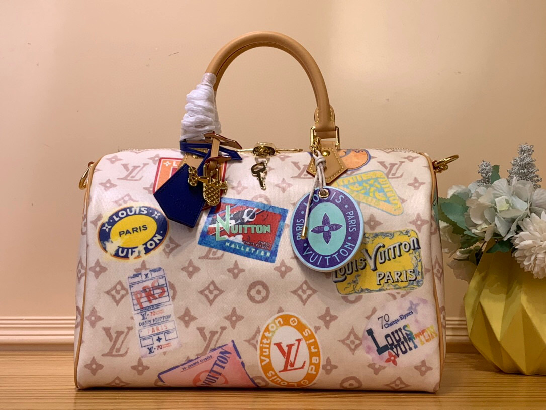 NO:551250,Top original order [SEEDY SOFT 30 handbag] m14587 white flower/badge This Seedy Soft 30 handbag uses retro brushstrokes to interpret Monogram Dune Xl elements, with aircraft-shaped decoration and collage effect label, paying tribute to the design of the Gaston Louis Vuitton collection series. The long handle is easy to carry on the shoulder, making it another good travel companion. Size 21 x 17 x 30 cm 6317075,, louis  vuitton19860909顶级原单【SEEDY SOFT 30 手袋】 m14587白花/徽章 本款 Seedy Soft 30 手袋以复古笔触演绎 Monogram Dune Xl元素,搭配飞机造型装饰和拼贴效果标签,致意 Gaston Louis Vuitton 典藏系列设计.长款手柄便于肩背,成就又一旅行佳伴. 尺寸21 x 17 x 30 厘米 6317075,,louis vuitton,Bag