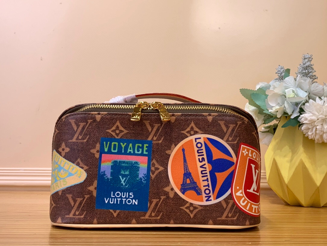 NO:551260,Top original order [Comartments toiletry bag] M14744 presbyopia/badge This Comartments Xl toiletry bag is made of Monogram coated canvas with cow leather trim, and uses Louis Vuitton travel stickers to pay tribute to the travel style at the turn of the last century. The inner compartment allows for easy storage, and the double zipper opening and closing adds functional considerations. Dimensions 24.0 x 13.0 x 13.0  cm4315055,,louis vuitton,cowhide19860909顶级原单【Comartments 盥洗化妆袋】M14744 老花/徽章 本款Comartments Xl盥洗袋为 Monogram 涂层帆布搭配牛皮革饰边,以路易威登旅行贴纸致意上世纪之交的旅行风尚.内隔层实现轻松收纳,双拉链开合再添功能考量. 尺寸 24.0 x 13.0 x 13.0 厘米4315055,,louis vuitton,cowhide,Bag