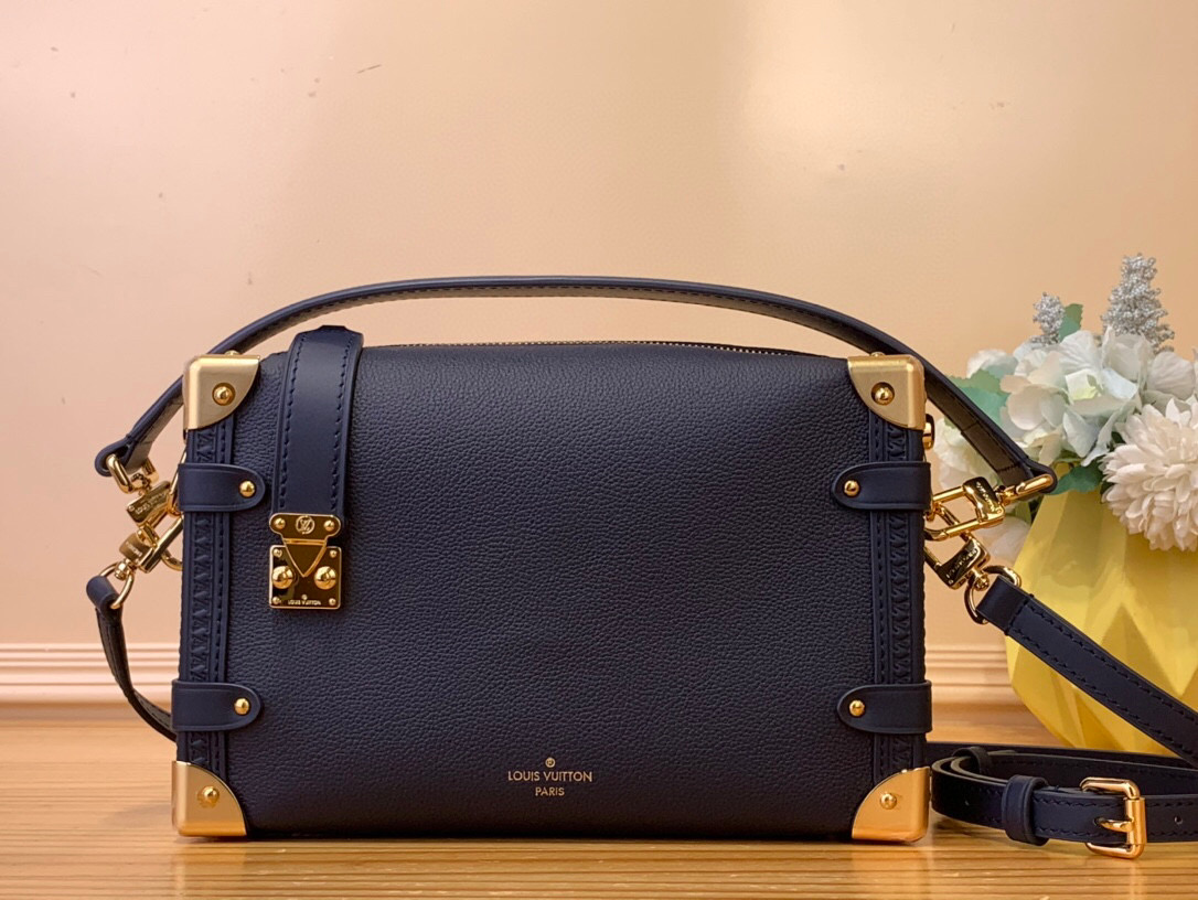 NO:551156,Top original order [SIDE TRUNK medium handbag] M25160 15226 new royal blue This Side Trunk medium handbag was designed by creative director Nicolas Ghesquière Ys. It pays tribute to the brand's traditional hard box with grain leather, and then continues the deep tone of the iconic S-lock buckle and reinforced metal corners, highlighting the Black Out  Series identity. The handle and adjustable shoulder strap are convenient for carrying by hand, shoulder or cross-body, both are detachable. Dimensions 21 x 14 x 6 cm 8619095,19860909顶级原单【SIDE TRUNK 中号手袋】M25160 15226新宝蓝色 本款 Side Trunk 中号手袋出自创意总监 Nicolas Ghesquière Ys之手,以粒面皮革致意品牌传统硬箱,再令标志性 S-lock 锁扣和加固金属包角延续深邃色调,点明 Black Out 系列身份.手柄与可调节肩带方便手提、肩背或斜挎,两者均可拆卸. 尺寸21 x 14 x 6 厘米 8619095,,Bag
