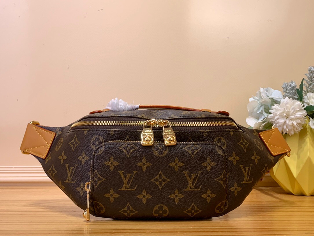 NO:551160,Top original item [RUSH waist bag] M14019 vintage (vc) This Rush waist bag is made of soft Monogram Hx canvas, combining functional considerations with trendy style. The beaded zipper pull opens the zippered front pocket, which can properly store mobile phones, keys and cards. The zippered main compartment provides shelter for daily needs, and the adjustable strap and top leather handle add to the carrying options. Dimensions 15 x 8 x 30 cm  5016065,19860909顶级原单【RUSH 腰包】 M14019 复古（vc） 本款 Rush 腰包取材柔软 Monogram Hx帆布,兼具功能考量与潮流格调.珠饰拉链头开启拉链前袋,可妥善收纳手机、钥匙与卡片.拉链主隔层为日常所需提供栖身之所,可调节包带和顶部皮革手柄再添背携选择. 尺寸15 x 8 x 30 厘米 5016065,,Bag