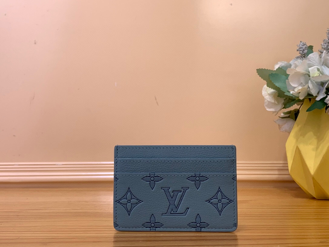 NO:551174,Top original item [DOUBLE Card Holder] M14791 Blue This Double Card Holder is made of soft Monogram Shadow ms cow leather, with Monogram embossing and modern tones to release an avant-garde atmosphere. The compact structure has multiple card slots, and the central pocket is convenient for storing small items. Dimensions 7 x 1.5 x 11 cm 1512025,,cowhide19860909顶级原单【DOUBLE 卡夹】 M14791蓝色 本款 Double 卡夹取材柔软 Monogram Shadow ms牛皮革,以 Monogram 压纹和摩登色调释放前卫气息.紧凑构型设有多重卡位,中央口袋便于收纳随行小物. 尺寸7 x 1.5 x 11 厘米 1512025,,cowhide,Bag