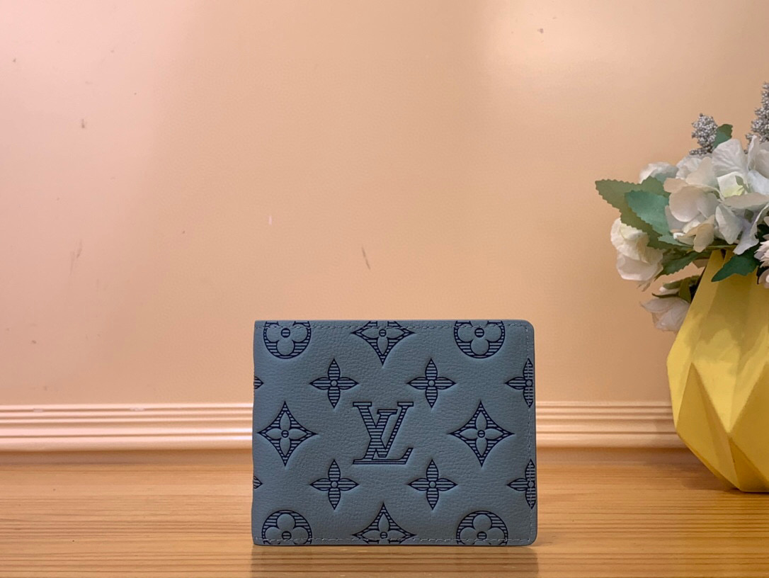 NO:551170,Top original item [Multile short wallet] M14802 Ice Blue The new Multile ms wallet is made of Monogram shadow leather to reveal its classic heritage. The delicate cow leather is embossed with the iconic Monogram pattern, and the pockets, compartments and card compartments are rich in functional design. Size 11.5 x 9 x 1.5 cm (length x height x width) 1812025,,wallets,cowhide19860909顶级原单【Multile 短款钱夹】 M14802冰蓝 新款Multile ms钱包采用 Monogram shadow 皮革流露经典底蕴.细腻牛皮革压印标志性Monogram 图案,口袋、隔层和卡片夹层丰富功能设计. 尺寸11.5 x 9 x 1.5 厘米(长度 x 高 x 宽) 1812025,,wallets,cowhide,Bag