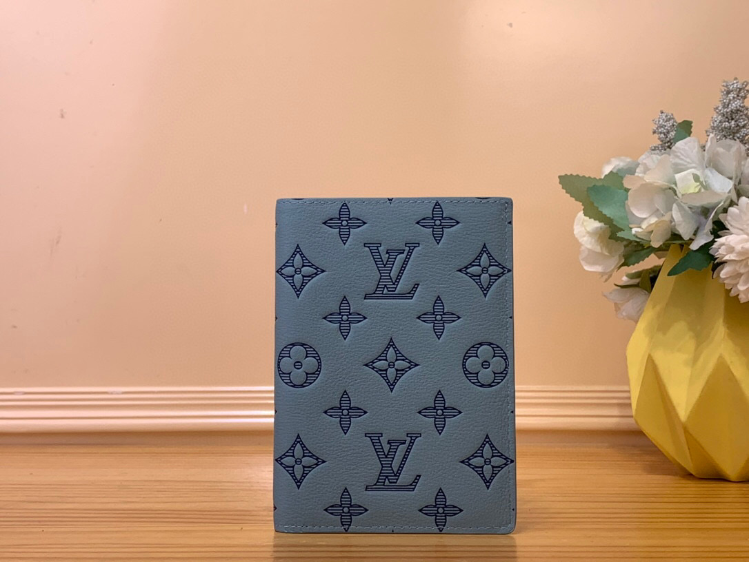 NO:551168,Top original item [Passport Case] ​​M14798 Blue This passport case is made of soft Monogram Shadow cow leather, with Monogram ms embossing to upgrade the simple design. The card slot and patch pocket can store receipts, tickets or other items, injecting trendy style into the long journey. Size 14 x 2.5 x 10 cm 1812027,,cowhide19860909顶级原单【护照套】 M14798 蓝色 本款护照套取材柔软 Monogram Shadow 牛皮革,以 Monogram ms压纹升级简约设计.卡位和贴袋可收纳收据、票据或其他物品,为漫漫旅途注入潮流格调. 尺寸 14 x 2.5 x 10 厘米 1812027,,cowhide,Bag