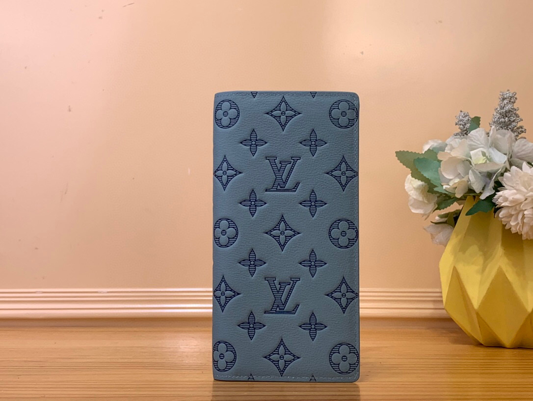 NO:551166,Top original item [BRAZZA Wallet] M14788 Blue This Brazza Wallet is made of Monogram Shadow ms leather to stretch its toughness. The soft cow leather is embossed with Louis Vuitton's iconic Monogram pattern. The compartments, coin pocket and card compartment can accommodate banknotes and receipts. Size 19 x 2 x 10 cm 2313035, louis vuitton,cowhide19860909顶级原单【BRAZZA 钱夹】 M14788蓝色 本款 Brazza 钱夹以 Monogram Shadow ms皮革舒展硬朗气息.舒柔牛皮革压印路易威登标志性 Monogram 图案,隔层、零钱袋和卡片夹层可容纳纸钞和票据. 尺寸19 x 2 x 10 厘米 2313035,,louis vuitton,cowhide,Bag