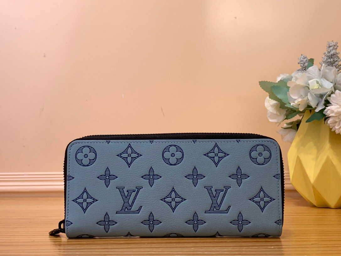 NO:551164,Top original item [ZIY HORIZONTAL Wallet] M14784 Blue This Ziy Horizontal Ms wallet has the soft texture of Monogram Shadow embossed cow leather, and a wrap-around zipper opens the long version. The inner layer of the accordion includes a central zipper coin pocket and multiple card slots, and there are also compartments to store banknotes or receipts. Dimensions 2.5 x 10 x 21 cm 2713035,,cowhide19860909顶级原单【ZIY HORIZONTAL 钱夹】 M14784 蓝色 本款 Ziy Horizontal Ms钱夹拥有 Monogram Shadow 压纹牛皮革的舒软质感,再借环绕式拉链开启长版构型.风琴内层囊括中央拉链零钱袋和多重卡位,另有隔层可收纳纸钞或票据. 尺寸2.5 x 10 x 21 厘米 2713035,,cowhide,Bag