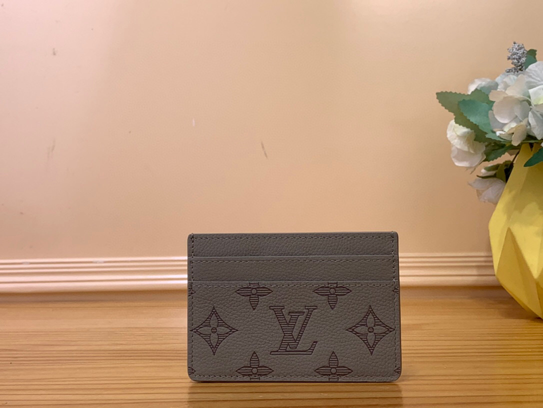 NO:551169,Top original item [DOUBLE Card Holder] M14791 Gray This Double Card Holder is made of soft Monogram Shadow ms cow leather, with Monogram embossing and modern tones to give off an avant-garde atmosphere. The compact structure has multiple card slots, and the central pocket is convenient for storing small items. Dimensions 7 x 1.5 x 11 cm 151,,cowhide19860909顶级原单【DOUBLE 卡夹】 M14791灰色 本款 Double 卡夹取材柔软 Monogram Shadow ms牛皮革,以 Monogram 压纹和摩登色调释放前卫气息.紧凑构型设有多重卡位,中央口袋便于收纳随行小物. 尺寸7 x 1.5 x 11 厘米 151,,cowhide,Bag