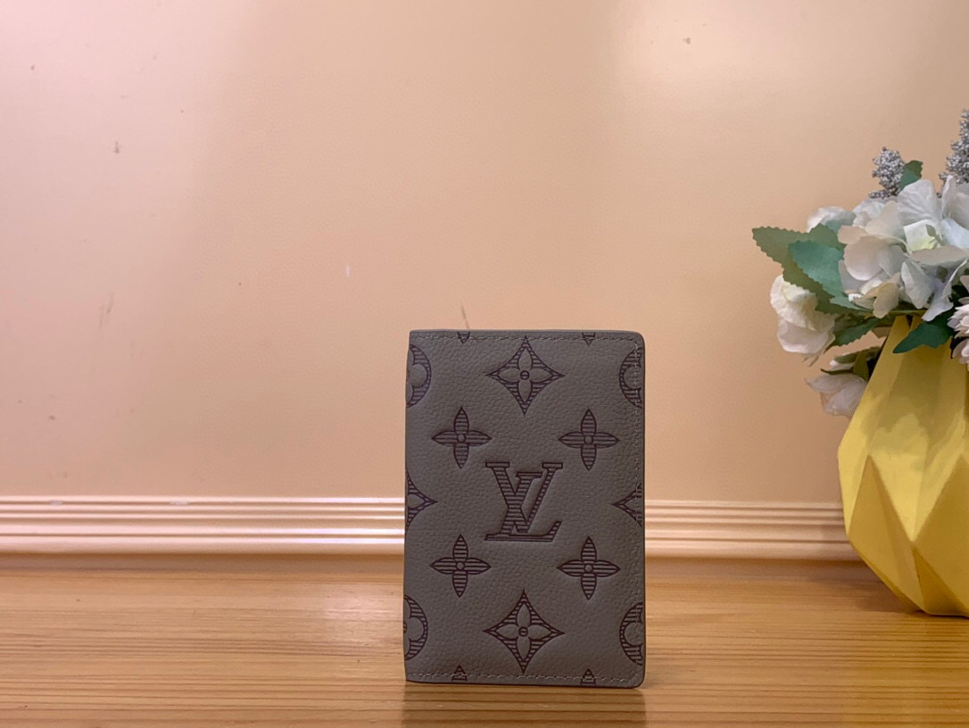 NO:551167,Top original item [Pocket Wallet] M14915 Gray This pocket wallet is made of soft Monogram Shadow cow leather and is lined with Monogram ms embossed Japanese cow leather to show its sophisticated style. The compact structure has card slots, inner pockets and outer pockets for a comfortable travel experience. Dimensions 11.1 x 1 x 7.5 cm 1712026,,cowhide19860909顶级原单【口袋钱夹】 M14915灰色 本款口袋钱夹取材柔软 Monogram Shadow 牛皮革,以 Monogram ms压纹和牛皮革内衬彰显考究格调.紧凑构型设有卡位、内袋和外袋,成就舒适随行体验. 尺寸11.1 x 1 x 7.5 厘米 1712026,,cowhide,Bag