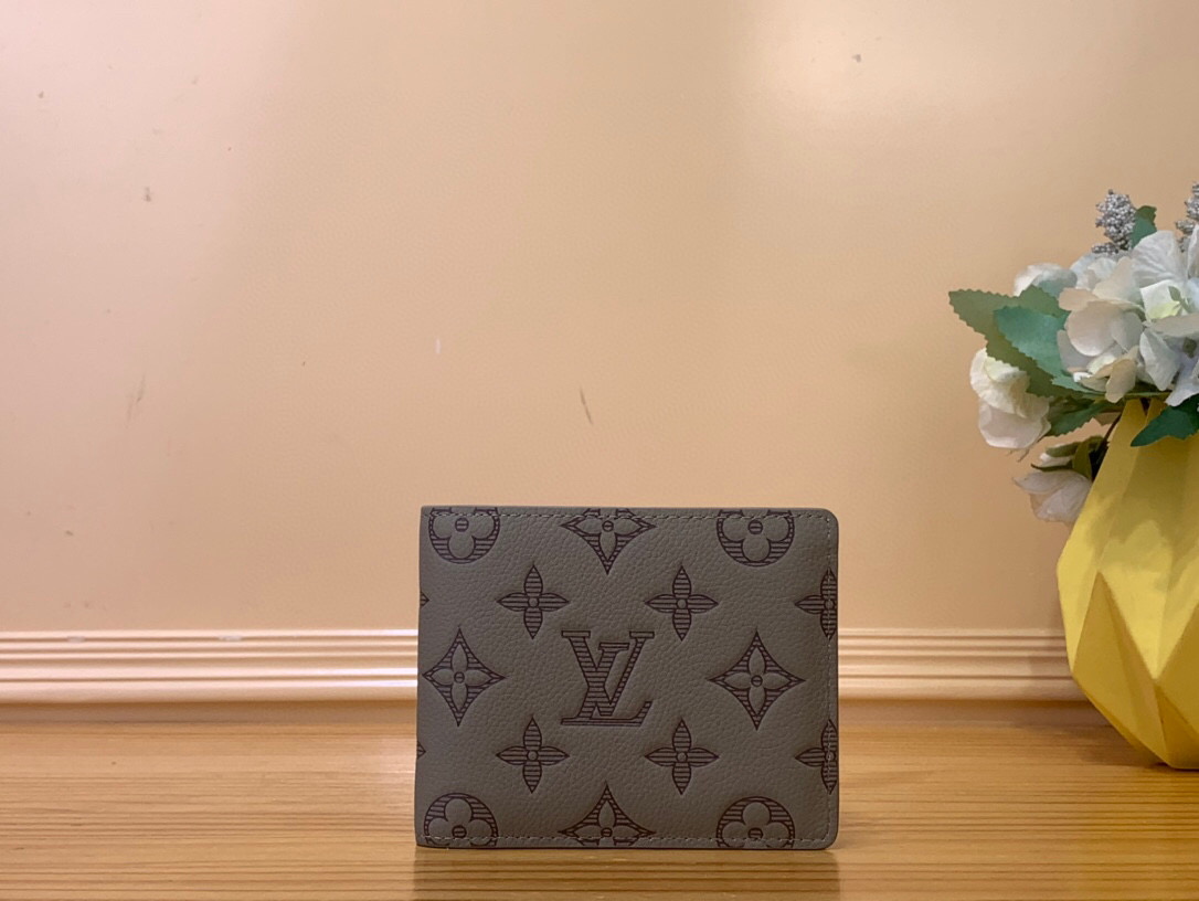 NO:551165,Top original item [Multile short wallet] M14802 gray. The new Multile ms wallet is made of Monogram shadow leather to reveal its classic heritage. The fine cow leather is embossed with the iconic Monogram pattern, and the pockets, compartments and card compartments are rich in functional design. Dimensions 11.5 x 9 x 1.5 cm (length x height x width) 181,,wallets,cowhide19860909顶级原单【Multile 短款钱夹】 M14802灰色 新款Multile ms钱包采用 Monogram shadow 皮革流露经典底蕴.细腻牛皮革压印标志性Monogram 图案,口袋、隔层和卡片夹层丰富功能设计. 尺寸11.5 x 9 x 1.5 厘米(长度 x 高 x 宽) 181,,wallets,cowhide,Bag