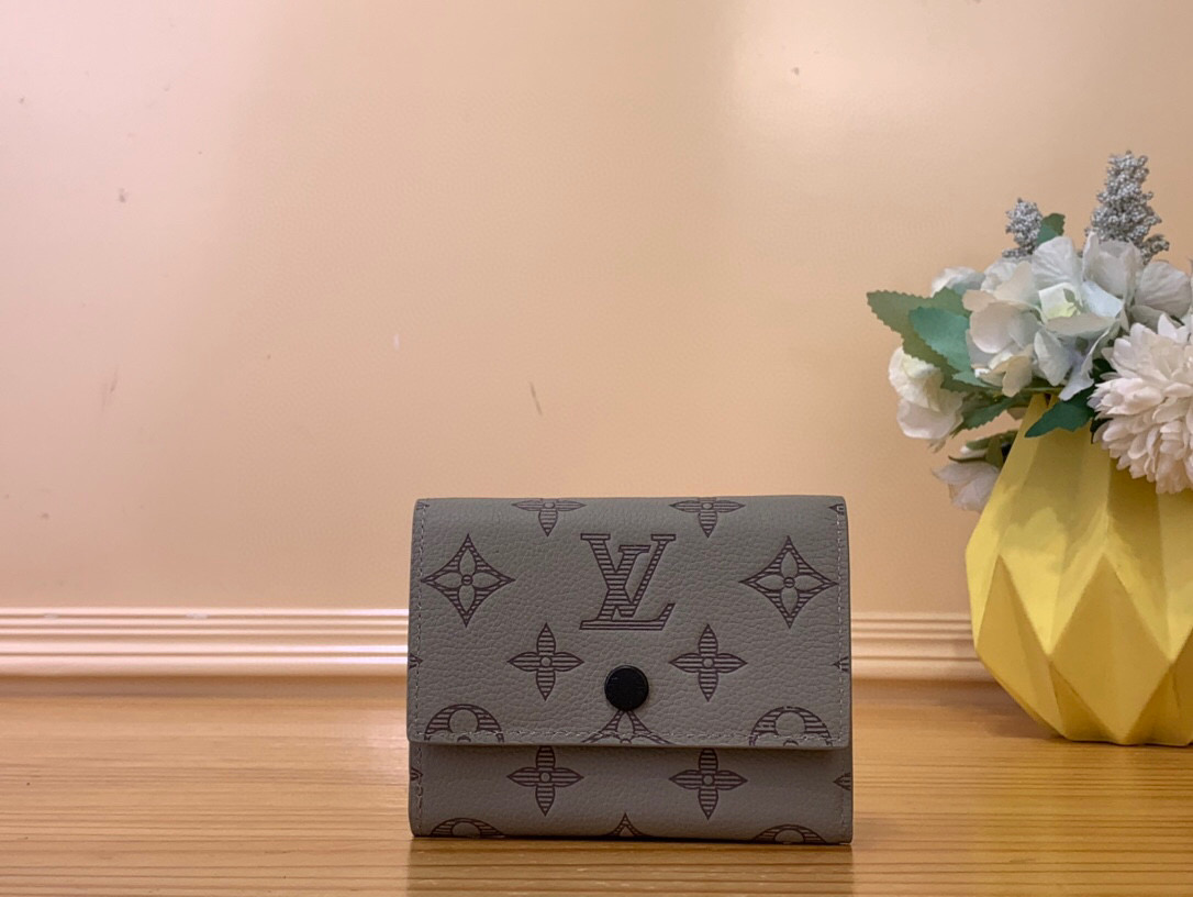 NO:551163,Top original item [Victor Tri-fold Wallet] M14793 Gray This compact Victor wallet is made of Monogram Shadow ms embossed calfskin. Open the flap to reveal an amazing multi-functional interior design. The wallet has a zipper pocket, a pocket for banknotes and receipts, and five business card compartments. It is extremely practical. It is paired with modern color matching and elegant Monogram embossed pattern to create a pleasing and practical shape. Dimensions 11.5 x 9 x 2.5 cm 2112830,,wallets,cowhide19860909顶级原单【Victor 三折钱包】M14793灰色 這款小巧的Victor錢包採用Monogram Shadow ms壓花小牛皮製作,打開翻蓋即展現驚人的多功能內部設計.錢包設有拉鏈口袋、放置紙幣和票據的口袋及五個名片夾層,格外實用,搭配現代風格配色及優雅的Monogram壓花圖案,締造悅目且實用的造型. 尺寸11.5 x 9 x 2.5 厘米 2112830,,wallets,cowhide,Bag