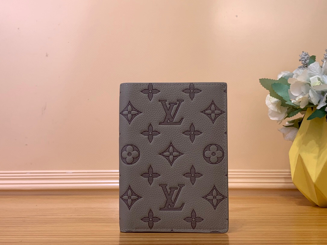 NO:551161,Top original item [Passport Case] ​​M14798 Blue This passport case is made of soft Monogram Shadow ms cow leather, with Monogram embossing to upgrade the simple design. The card slot and patch pocket can store receipts, tickets or other items, injecting trendy style into the long journey. Size 14 x 2.5 x 10 cm 1812026,,cowhide19860909顶级原单【护照套】 M14798 蓝色 本款护照套取材柔软 Monogram Shadow ms 牛皮革,以 Monogram 压纹升级简约设计.卡位和贴袋可收纳收据、票据或其他物品,为漫漫旅途注入潮流格调. 尺寸 14 x 2.5 x 10 厘米 1812026,,cowhide,Bag