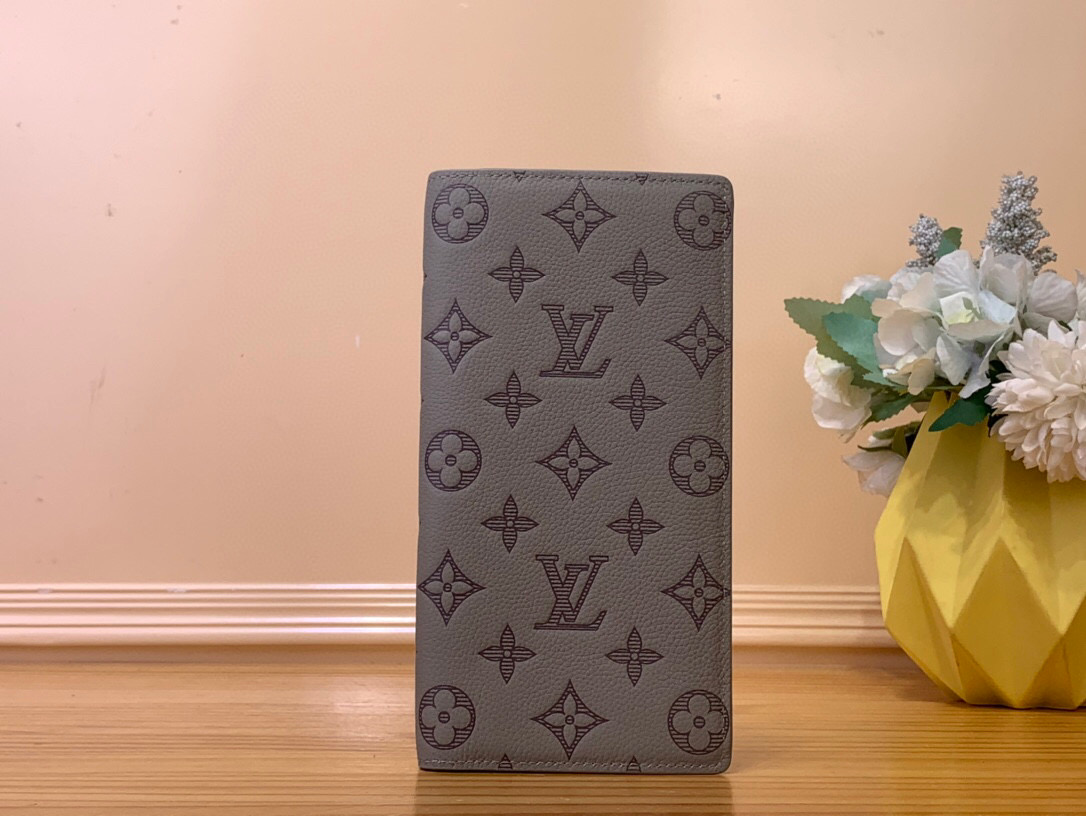 NO:551178,Top original item [BRAZZA Wallet] M14788 Gray This Brazza Wallet is made of Monogram Shadow ms leather to stretch its toughness. The soft cow leather is embossed with Louis Vuitton's iconic Monogram pattern. The compartments, coin pocket and card compartment can accommodate banknotes and receipts. Size 19 x 2 x 10 cm 2313028, louis vuitton,cowhide19860909顶级原单【BRAZZA 钱夹】 M14788灰色 本款 Brazza 钱夹以 Monogram Shadow ms皮革舒展硬朗气息.舒柔牛皮革压印路易威登标志性 Monogram 图案,隔层、零钱袋和卡片夹层可容纳纸钞和票据. 尺寸19 x 2 x 10 厘米 2313028,,louis vuitton,cowhide,Bag