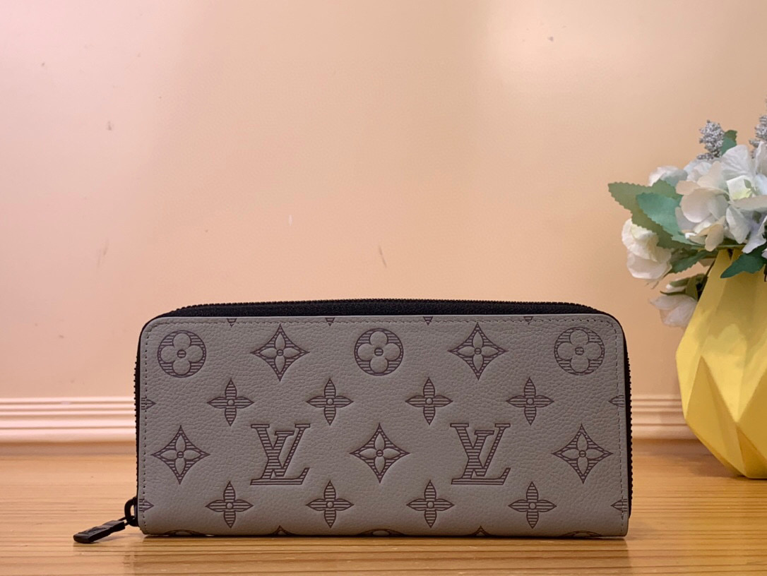 NO:551176,Top original item [ZIY HORIZONTAL Wallet] M14784 Gray This Ziy Horizontal ms wallet has the soft texture of Monogram Shadow embossed cow leather, and a wrap-around zipper opens the long version. The interior of the accordion includes a central zipper coin pocket and multiple card slots, and there are also compartments to store banknotes or receipts. Dimensions 2.5 x 10 x 21 cm 2713035,,cowhide19860909顶级原单【ZIY HORIZONTAL 钱夹】 M14784 灰色 本款 Ziy Horizontal ms钱夹拥有 Monogram Shadow 压纹牛皮革的舒软质感,再借环绕式拉链开启长版构型.风琴内层囊括中央拉链零钱袋和多重卡位,另有隔层可收纳纸钞或票据. 尺寸2.5 x 10 x 21 厘米 2713035,,cowhide,Bag