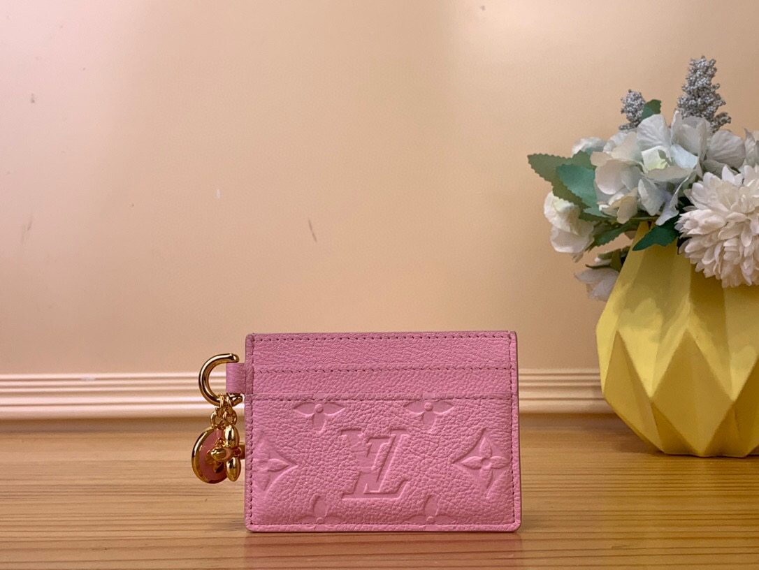 NO:551173,Top original order [LV CHARMS card holder] M13649 green This LV Char Ld card holder is from the LV Ski series, which can inject a bright color into any accessory. The Monogram Emreinte leather creates a unique configuration. The Monogram floral decoration is made of enamel technology and metal material. There are card slots on both sides and a large compartment in the middle. Dimensions 7.3 x 0.3 x 10.2 cm  2112830,,louis vuitton19860909顶级原单【LV CHARMS 卡夹】 M13649绿色 本款 LV Char Ld卡夹出自 LV Ski 系列,可为任意配饰注入一抹亮色.Monogram Emreinte 皮革塑造别致构型.Monogram 花卉装饰分别采用珐琅工艺及金属材质打造.两侧配置卡片夹层,中间则设有大号隔层. 尺寸7.3 x 0.3 x 10.2 厘米 2112830,,louis vuitton,Bag