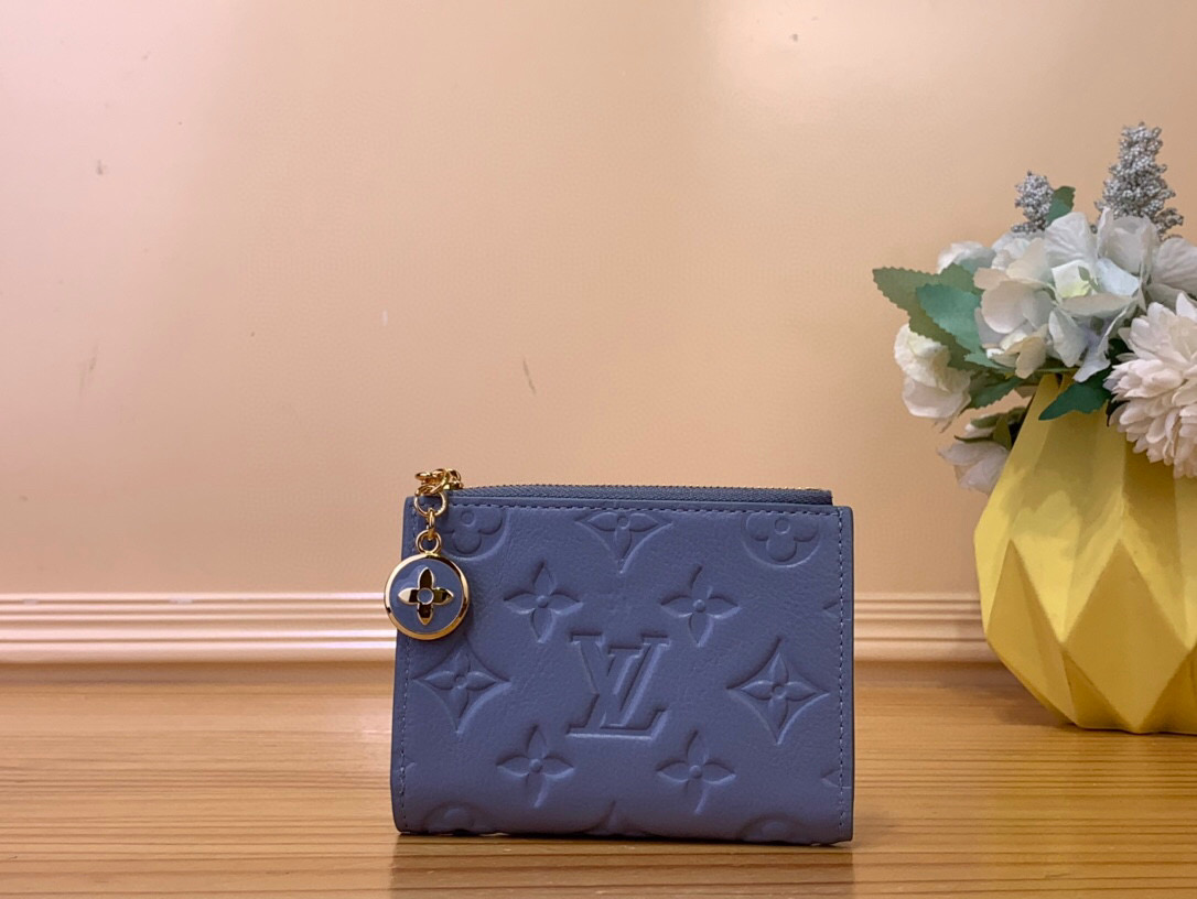 NO:551171,Top original item [LV CHARMS Pocket Wallet] M14654 Green This LV Char Ld pocket wallet is made of the brand's classic Monogram cowhide, and is lined with contrasting leather, showing a classic and modern atmosphere, both practical and fun. The enamel Monogram flower decoration and the metallic Monogram flower decoration complement each other. It has a built-in multi-functional storage space that can store banknotes, change and cards. Size 10 x 2.5 x  9 cm 2513028,,louis vuitton,cowhide19860909顶级原单【LV CHARMS 口袋钱夹】 M14654绿色 本款 LV Char Ld口袋钱夹选用品牌经典 Monogram 牛皮打造,内衬采用鲜明对比色皮革,绽放经典与现代气息,兼具实用功能与妙趣意味.珐琅 Monogram 花卉装饰与金属质感 Monogram 花卉装饰互为映衬.内置多功能收纳空间,可存放纸币、零钱及卡片. 尺寸10 x 2.5 x 9 厘米 2513028,,louis vuitton,cowhide,Bag