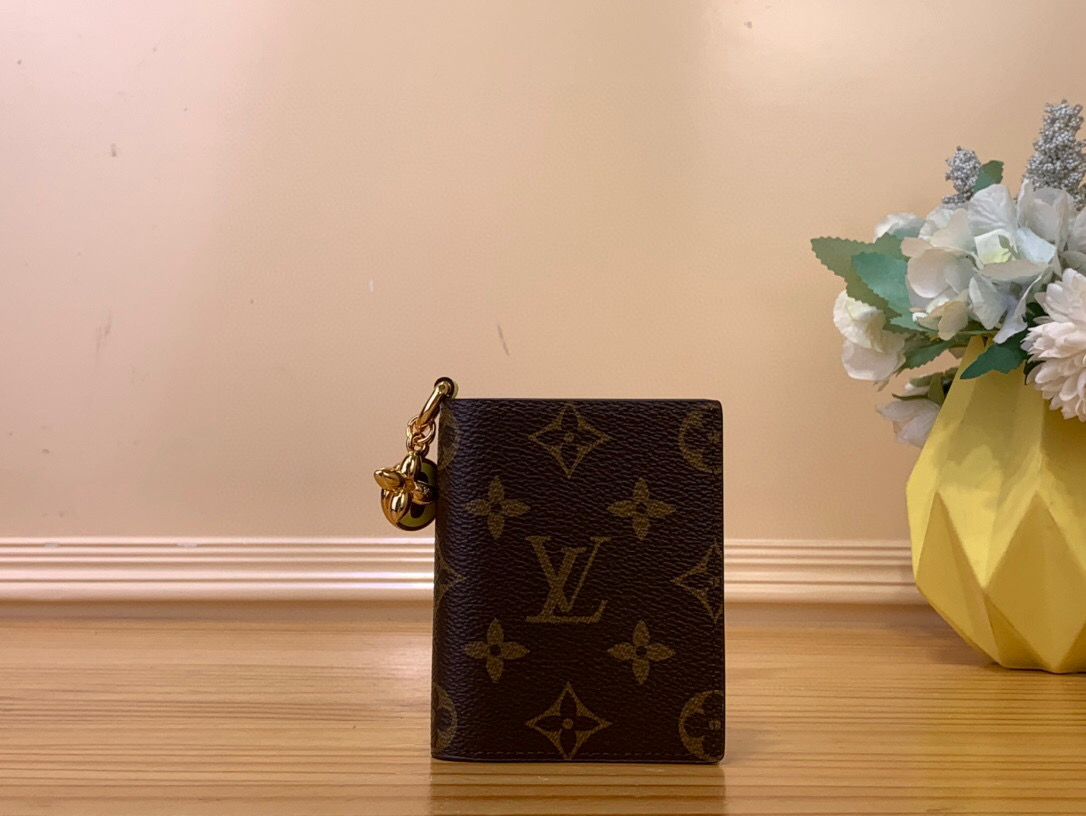 NO:551177,Top original item [LV CHARMS pocket wallet] M14654 blue M14718 This LV Char pocket wallet is made of the brand's classic Monogram ld canvas, and is lined with contrasting leather, showing a classic and modern atmosphere, both practical and fun. The enamel Monogram floral decoration and the metallic Monogram floral decoration complement each other. There is a built-in multi-functional storage space that can store banknotes, change and cards. Size 10 x  2.5 x 9 cm 2713035,,louis vuitton19860909顶级原单【LV CHARMS 口袋钱夹】 M14654蓝色M14718 本款 LV Char 口袋钱夹选用品牌经典 Monogram ld帆布打造,内衬采用鲜明对比色皮革,绽放经典与现代气息,兼具实用功能与妙趣意味.珐琅 Monogram 花卉装饰与金属质感 Monogram 花卉装饰互为映衬.内置多功能收纳空间,可存放纸币、零钱及卡片. 尺寸10 x 2.5 x 9 厘米 2713035,,louis vuitton,Bag