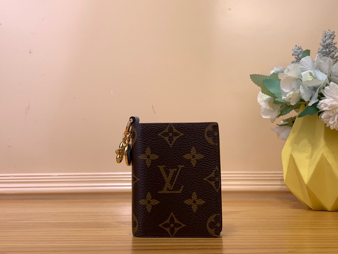 NO:551175,Top original item [LV CHARMS Pocket Wallet] M14654 Blue M14718 This LV Char Ld pocket wallet is made of the brand's classic Monogram canvas and is lined with contrasting leather. It has a classic and modern atmosphere, and is both practical and fun. The enamel Monogram floral decoration and the metallic Monogram floral decoration complement each other. There is a built-in multi-functional storage space that can store banknotes, change and cards. Size 10 x  2.5 x 9 cm 2713035,,louis vuitton19860909顶级原单【LV CHARMS 口袋钱夹】 M14654蓝色M14718 本款 LV Char Ld口袋钱夹选用品牌经典 Monogram 帆布打造,内衬采用鲜明对比色皮革,绽放经典与现代气息,兼具实用功能与妙趣意味.珐琅 Monogram 花卉装饰与金属质感 Monogram 花卉装饰互为映衬.内置多功能收纳空间,可存放纸币、零钱及卡片. 尺寸10 x 2.5 x 9 厘米 2713035,,louis vuitton,Bag