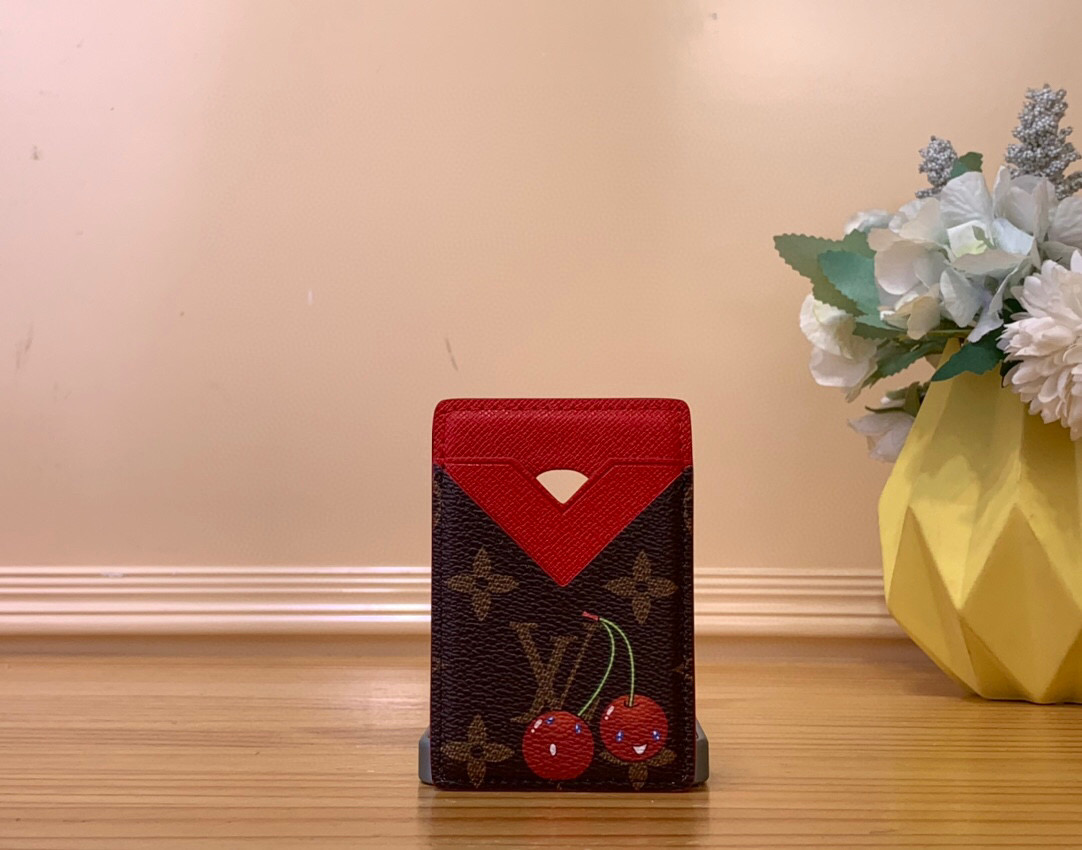 NO:551612,Top original order [LV x TM MAGNET Card Holder] M14562 Cherry This Magnet card holder is made of the brand's classic Monogram ld coated canvas, with a built-in magnetic design that can easily absorb mobile phones equipped with MagSafe magnetic suction technology. The cherry pattern highlights the smart style of the Louis Vuitton x Murakami replica series, and the bright card sandwich is the finishing touch. Size 9.5 x 0.5 x 6.5 cm 1712026,, louis  vuitton,louis vuitton19860909顶级原单【LV x TM MAGNET 卡夹】M14562樱桃 本款 Magnet 卡夹取材品牌经典 Monogram ld涂层帆布,以内置磁性设计轻松吸附配备 MagSafe 磁吸技术的手机.樱桃图案彰显路易威登 x 村上隆复刻系列的灵动格调,明丽卡片夹层点睛细节. 尺寸9.5 x 0.5 x 6.5 厘米 1712026,,louis vuitton,louis vuitton,Bag