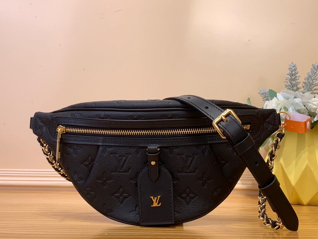 NO:551470,Top original order M14353 This distinctive High Rise belt bag is reimagined this season in iconic Monogram Emreinte Bd leather. Like the original design, this M style is practical, with adjustable shoulder straps and large enough to hold daily essentials. The belt bag is embellished with gold-tone hardware, and the removable decorative luggage tag pays homage to the brand's luggage making heritage, and can be carried cross-body or used as a belt. 31 x 15 x 6 cm 6917558.. (length x height x width),19860909顶级原单M14353 這款別具一格的High Rise腰包今季以標誌性Monogram Emreinte Bd皮革重新演繹.一如原版設計,這個M款式設計實用,配有可調節長度的肩帶,而且尺寸足以容納日常必需品.腰包綴有金色金屬件,可拆式裝飾行李吊牌向品牌硬箱製作傳統致敬,而且可作斜背攜帶或用作腰帶. 31 x 15 x 6 厘米 6917558.. (長度 x 高度 x 闊度),,Bag