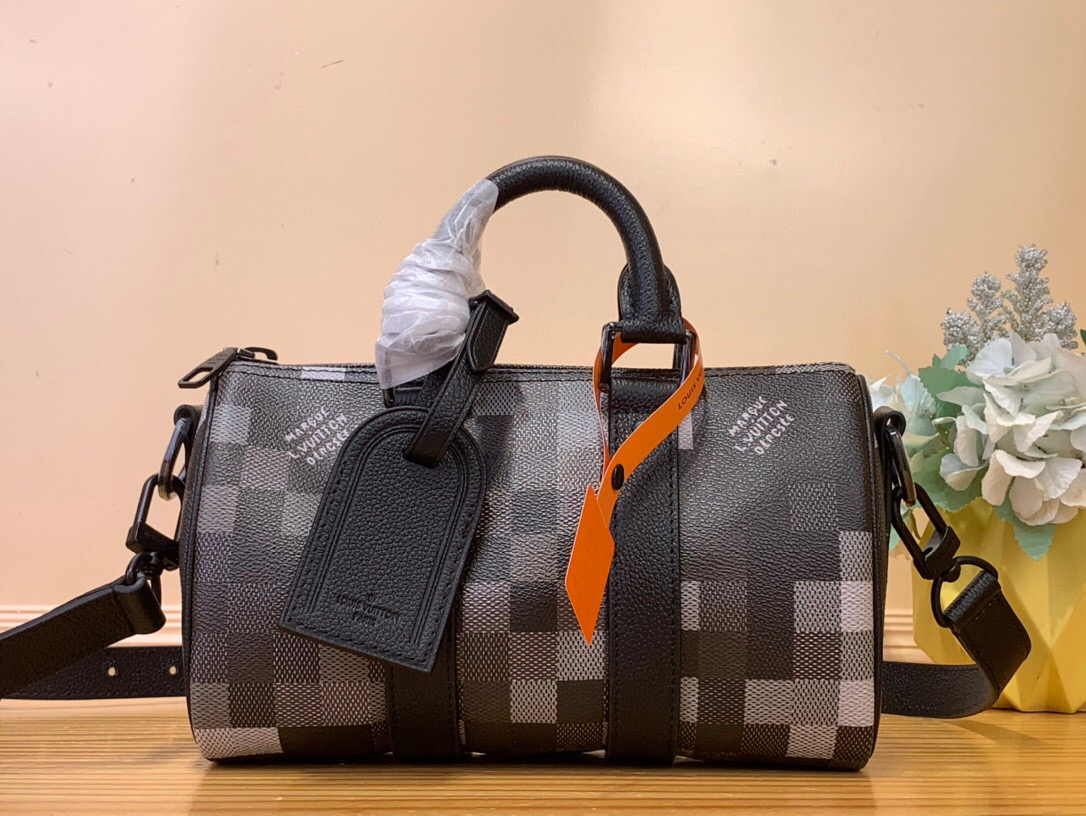 NO:551662,Top original order [KEEALL BANDOULIRE 25 handbag] M14919 This Keeall Bandoulière 25 handbag is made of Damoflage Black Cc coated canvas, which vividly reproduces the Damier Grahite pattern under harrell Williams' creative aesthetic. The classic plaid presents a pixelated effect, and uses deep tones to create a chic camouflage appearance. The top handle and detachable and adjustable shoulder strap provide multiple carrying options. 15 x  11 x 25 cm 5416065,19860909顶级原单【KEEALL BANDOULIRE 25 手袋】M14919 本款 Keeall Bandoulière 25 手袋取材 Damoflage Black Cc涂层帆布,生动再现 harrell Williams 创意美学下的 Damier Grahite 图案.经典格纹呈现像素化效果,并以深邃色调营造别致迷彩外观.顶部手柄与可拆卸并调节的肩带提供多种背携选择. 15 x 11 x 25 厘米 5416065,,Bag