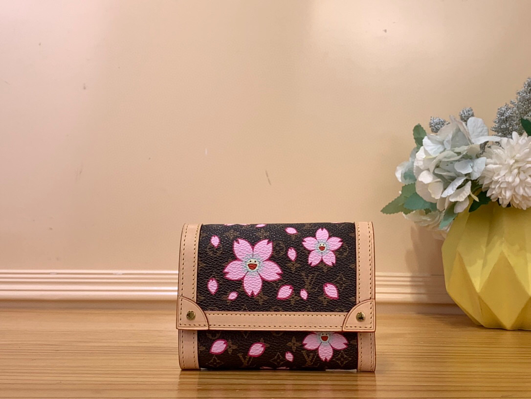 NO:551179,Top original item [Victorine Wallet] M13427 Sakura. This compact Victorine wallet is derived from the much-loved replica Louis Vuitton x Murakami Ld collaboration series. It is full of playful design and functional, and radiates charming vitality with brilliant colors. The wallet is made of Monogram coated canvas and scattered with Cherry Blossom patterns, showing the unique colorful style of Japanese artist Takashi Murakami, and the natural cowhide leather trim is the perfect embellishment. 12 x 9.5 x 2.5 cm (length x height x width) 2713035,,louis vuitton,cowhide19860909顶级原单【Victorine錢包】M13427樱花 這款小巧的Victorine錢包源自備受愛戴的復刻版Louis Vuitton x Murakami Ld聯乘系列,設計洋溢玩味氣息,而且功能實用,以絢麗色彩煥發迷人活力.錢包採用Monogram塗層帆布製造,並散綴Cherry Blossom圖案,展現日本藝術家村上隆獨特的繽紛風格,而天然牛皮飾邊更添完美點綴. 12 x 9.5 x 2.5 厘米 (長度 x 高度 x 闊度) 2713035,,louis vuitton,cowhide,Bag
