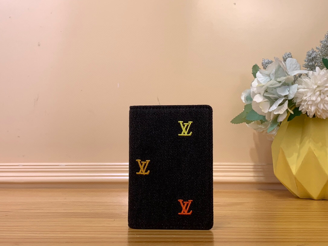 NO:551303,Top Original M13965 Black Embroidered Card Holder Pocket Wallet Pocket Organizer Ms Pocket Wallet LV Blason Denim's Pocket Organizer is a compact and practical wallet. The colorful LV initials are embroidered on black denim like notes on a musical score. Lined with soft calfskin, the interior features an embossed headphone pattern symbolizing Pharrell Williams' sense of synergy, where the brain converts sound into color. 3 x 4.4 x 0.4 inches  1812026,,louis vuitton,wallets,cowhide19860909顶级原单M13965黑色 刺绣卡包口袋钱夹 ocket Organizer Ms口袋钱夹 LV Blason Denim的口袋收纳包是一个小巧实用的钱包.五颜六色的LV首字母绣在黑色牛仔布上,就像乐谱上的音符一样.内衬有柔软的小牛皮,内部采用压花耳机图案,象征着法雷尔·威廉姆斯的协同感觉,大脑将声音转化为颜色.3 x 4.4 x 0.4英寸 1812026,,louis vuitton,wallets,cowhide,Bag