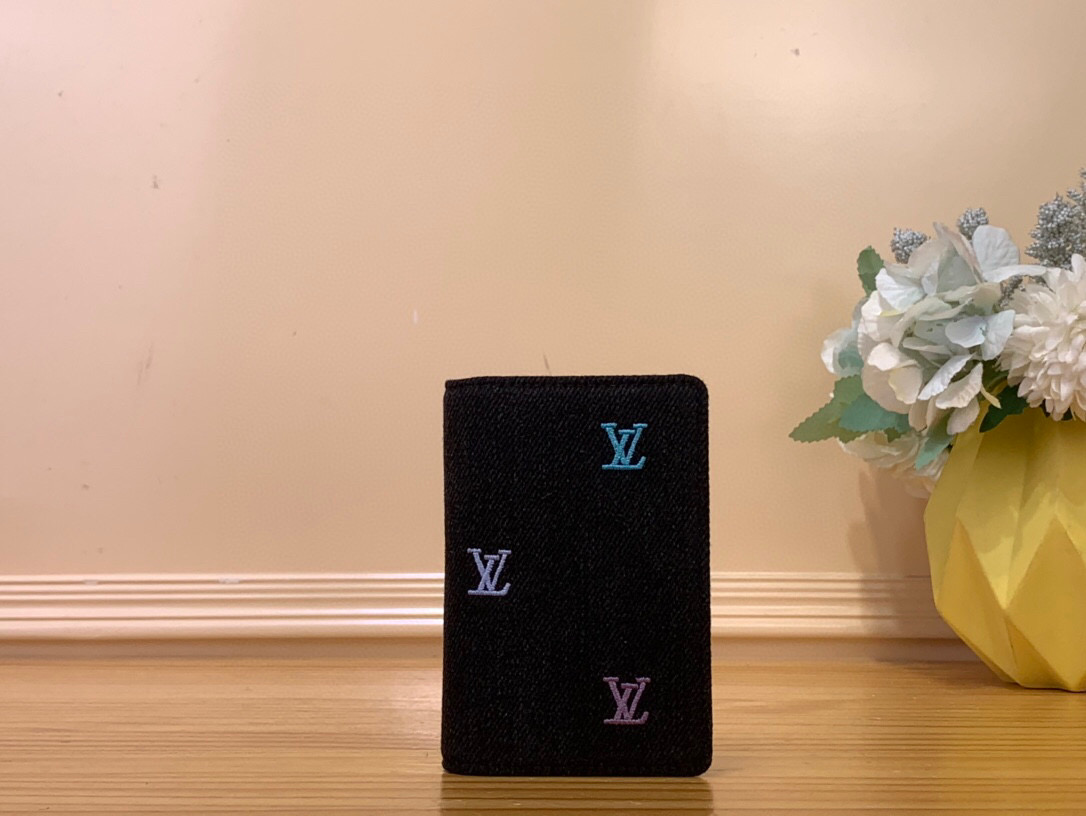 NO:551306,Top Original Order M14148 Black Embroidered Card Holder Pocket Wallet Pocket Organizer Ms Pocket Wallet LV Blason Denim's Pocket Organizer is a small and practical wallet. The colorful LV initials are embroidered on black denim like notes on a musical score. Lined with soft calfskin, the interior features an embossed headphone pattern symbolizing Pharrell Williams' sense of synergy, where the brain converts sound into color. 3 x 4.4 x 0.4 inches  1812025,,louis vuitton,wallets,cowhide19860909顶级原单M14148黑色 刺绣卡包口袋钱夹 ocket Organizer Ms口袋钱夹 LV Blason Denim的口袋收纳包是一个小巧实用的钱包.五颜六色的LV首字母绣在黑色牛仔布上,就像乐谱上的音符一样.内衬有柔软的小牛皮,内部采用压花耳机图案,象征着法雷尔·威廉姆斯的协同感觉,大脑将声音转化为颜色.3 x 4.4 x 0.4英寸 1812025,,louis vuitton,wallets,cowhide,Bag