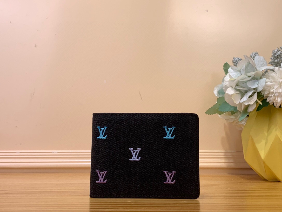 NO:551300,Top Original [Multile Wallet Wallet] M13964 Black Embroidered Suit Clip Wallet Wallet This multi wallet is made from LV Blason Denim ms. This black denim is embroidered with colorful LV initials. The calfskin lining is embossed with Louis Vuitton headphones, which were designed by Pharrell Williams for this series. Numerous card slots, pockets and compartments make this small wallet fully functional. 4.5 x 3.5 x 0.6 inches. 1912025,, louis  vuitton,louis vuitton,wallets,business suit,cowhide19860909顶级原单【Multile Wallet 钱包】M13964黑色 刺绣西装夹钱包 钱包 这款多重钱包由LV Blason Denim ms制成,这款黑色牛仔布绣有彩色LV首字母.小牛皮衬里压花了路易威登耳机,这是法雷尔·威廉姆斯为这一系列设计的.众多的卡槽、口袋和隔间使这个小钱包功能齐全.4.5 x 3.5 x 0.6英寸.1912025,,louis vuitton,louis vuitton,wallets,business suit,cowhide,Bag
