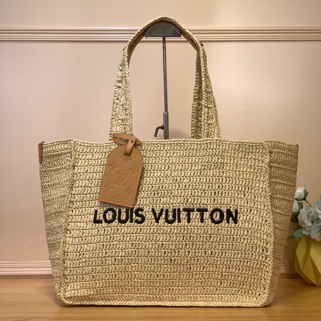 NO:551495,Top original order [SUMMER SHOER TOTE medium handbag] M14458 woven. This Shoer Tote gx handbag is filled with a summer atmosphere with elegant raffia, cleverly reflecting the Louis Vuitton logo embroidery on the front. The removable distressed leather nameplate adds a retro charm, and the Louis Vuitton woven label on the inside highlights the new season cruise theme. Size 32 x 17 x 44 cm 8519095, louis vuitton19860909顶级原单【SUMMER SHOER TOTE 中号手袋】M14458 编织 本款 Shoer Tote gx手袋以淡雅拉菲草洋溢夏日气息,巧妙映衬正面路易威登标识刺绣.可拆卸做旧皮革名牌增添复古韵味,内侧路易威登梭织标签点明新季邮轮主题. 尺寸32 x 17 x 44 厘米 8519095,,louis vuitton,Bag