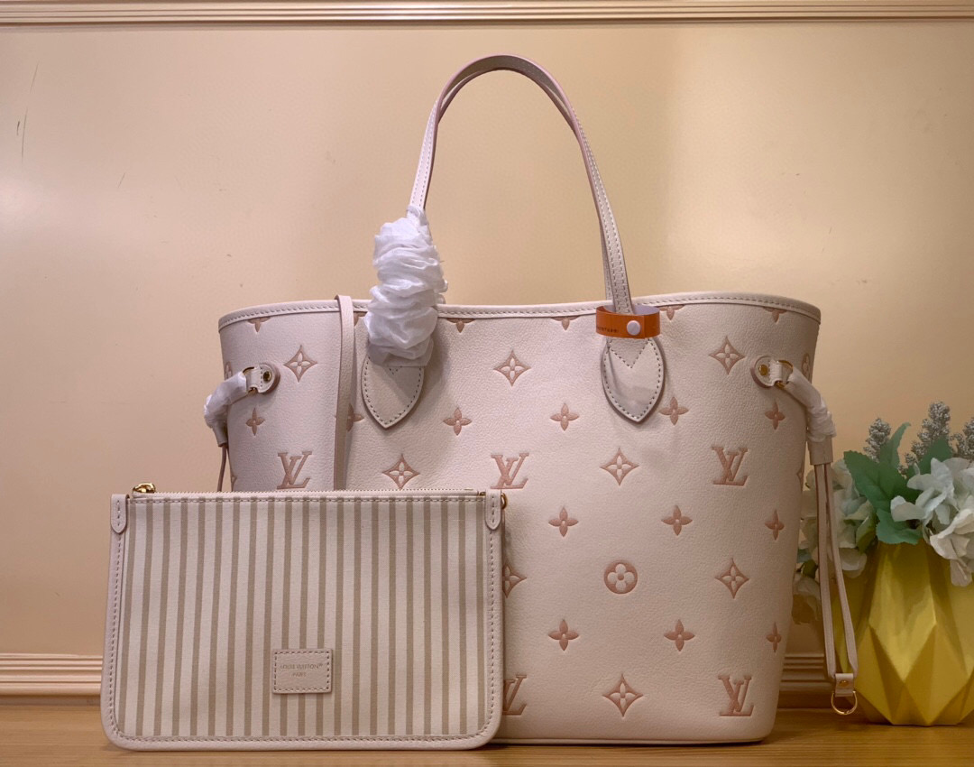 NO:551844,Top Original [Neverfull MM Medium Handbag] M45685 M14285 Cream Apricot (Jacquard) This Neverfull MM yx handbag reinterprets the classic Monogram Emreinte leather with a tonal aesthetic. The Neverfull is a roomy bag with side laces that can be tightened for a sleek allure or a relaxed casual look. Inside there is a removable bag that is secured to the bag with a leather cord.  Size 32-29-17 cm.901981000,19860909顶级原单【Neverfull MM 中号手袋】 M45685 M14285 奶油杏色（提花） 这款Neverfull MM yx手袋以同色美学重译经典Monogram Emreinte 皮革.Neverfull是一个宽敞的包,带有侧边鞋带,可以收紧光滑的诱惑或放松休闲的外观.里面有一个可拆卸的袋子,用皮绳固定在袋子上. 尺寸32-29-17厘米.901981000,,Bag