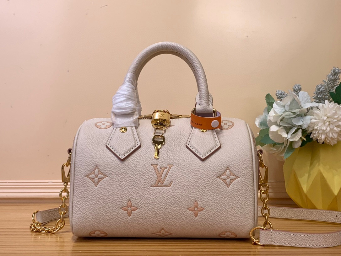 NO:551857,The top original item [Seedy Bandoulière 20 handbag] M14291 milky apricot color (jacquard) renews the brand's classic Monogram Emreinte Ys leather, outlines the pattern with the same tone, and enriches the details with striped lining, dazzling padlock and detachable chain. The compact configuration can accommodate daily needs, suitable for hand or crossbody. Dimensions 13.5 x 12 x 20.5  cm7819070..,19860909顶级原单【Seedy Bandoulière 20 手袋】M14291 奶杏色（提花） 焕新品牌经典 Monogram Emreinte Ys皮革,以相同色调勾勒图案轮廓,sn再以条纹内衬、耀目挂锁和可拆卸链条丰富细节.紧凑构型可容纳日常所需,手提或斜挎皆宜. 尺寸 13.5 x 12 x 20.5 厘米7819070..,,Bag