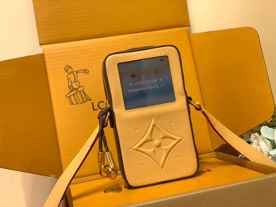 NO:551183,Top original item [Music layer Wearable Wallet] m14063 music player wearable wallet is made of cowhide and Monogram Gx canvas and lined with black textile. Evocative of a retro digital music player, it features LV Blossom as the interface and a fake screen that suggests LV dashboard. It comes with a zipper opening that can hold a mobile phone, card holder and keys. Dimensions 10.5 x 18.5 x  4.5 cm (length x height x width) 7818085,,louis vuitton,wallets,cowhide19860909顶级原单【Music layer Wearable Wallet】 m14063 音乐播放器可穿戴钱包由牛皮和Monogram Gx帆布制成,并用黑色纺织品衬里.令人回味的是复古数字音乐播放器,它具有LV Blossom作为界面和建议LV仪表板的假屏幕.它配有拉链开口,可以装手机、卡夹和钥匙. 尺寸10.5 x 18.5 x 4.5厘米（长x高x宽）7818085,,louis vuitton,wallets,cowhide,Bag