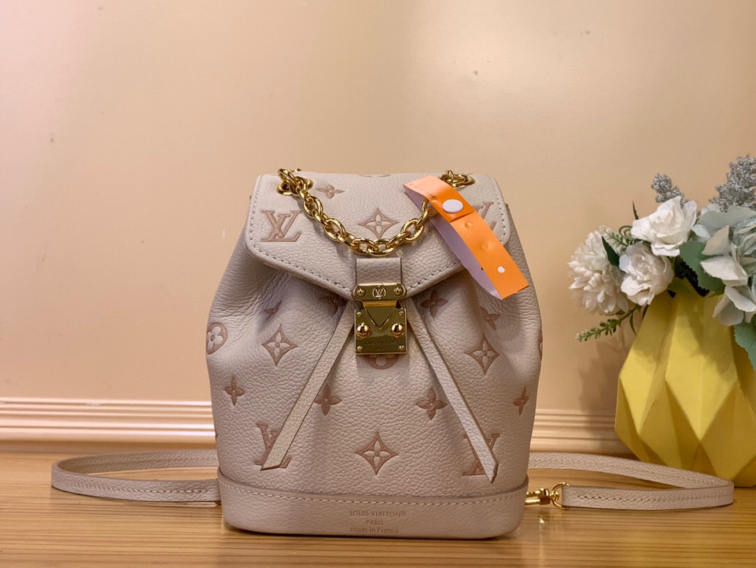 NO:551839,Top Original [Nano Noé Backpack] M13656 Apricot (Jacquard) This seasonal version of the Nano Noé Ys backpack showcases a sophisticated two-tone palette suitable for both day and evening looks. It is made of leather and decorated with a lighter version of the House Monogram, which has a contrasting silhouette and is embellished with a gold chain. There is enough space inside to store daily necessities such as mobile phones, compact wallets and lipstick. Dimensions 19x15x10  6917075,,wallets,backpacks19860909顶级原单【Nano Noé 双肩包】 M13656奶杏色（提花） 这款Nano Noé Ys背包的季节性版本展示了一种复杂的双色调色板,适合白天和晚上的外观.它由皮革制成,饰有较轻版本的House Monogram,其轮廓对比鲜明,并饰有金色链子.内部有足够的空间存放日常用品,如手机、小巧的钱包和口红. 尺寸19x15x10 6917075,,wallets,backpacks,Bag